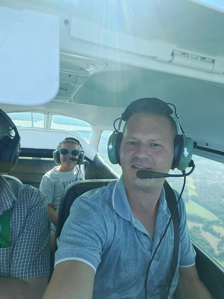 Rogier de Wolff with passengers in the cockpit during a flight